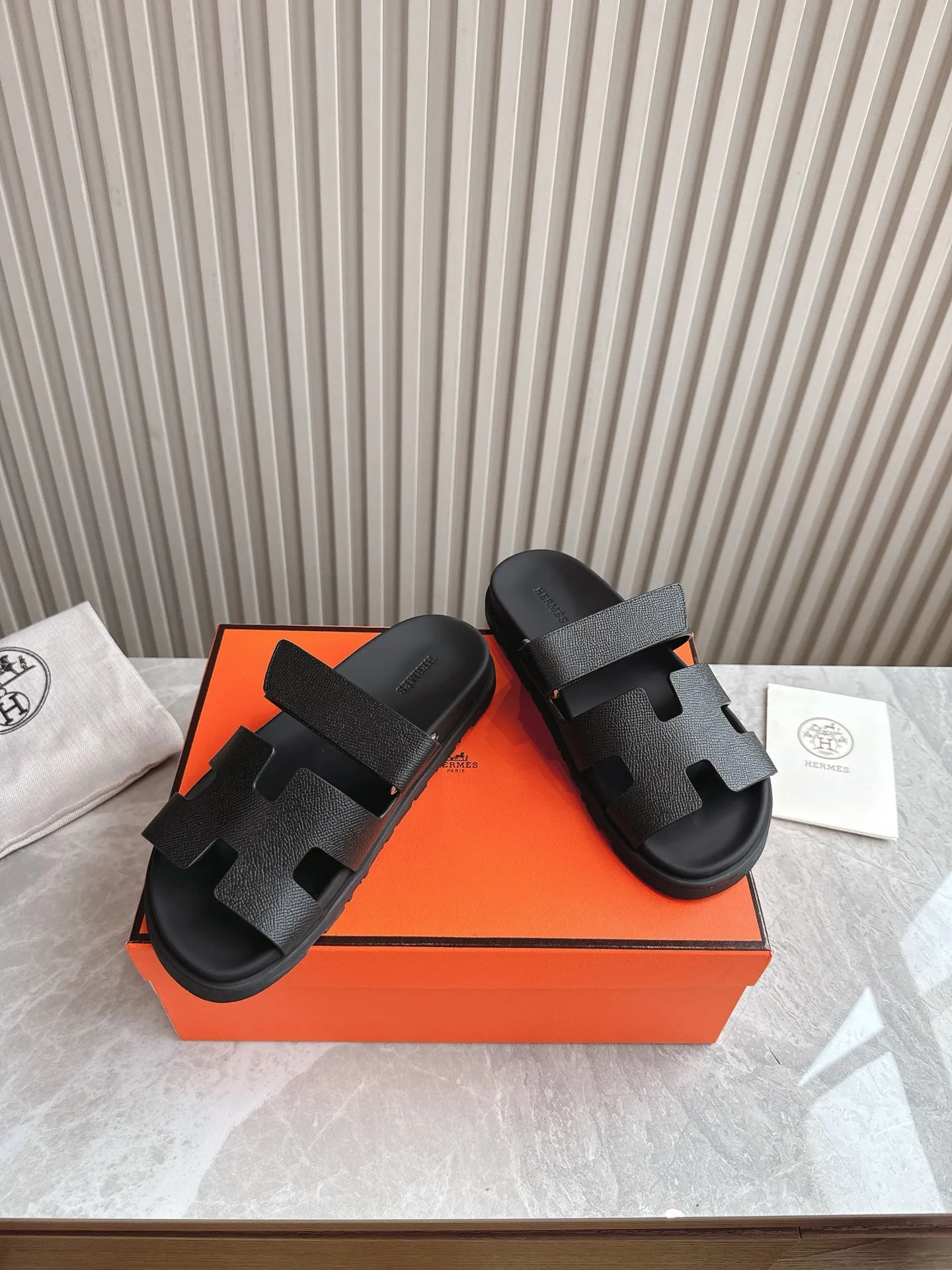 p480🐮🐮Couple model (top version) H family 2024 spring and summer new style HERMES Hermes' recently popular couple model pig nose angle sandals and slippers, paired with various colorful socks, popular. Upper: imported original deerskin (the genuine leather edging is not ordinary super migration). Lining: imported genuine leather. Outsole: Tpu non-slip and wear-resistant outsole. Size: Female 35-42 (40/42 non-returnable and non-exchangeable) Male size: 39-45 (45 non-refundable and non-exchangeable)